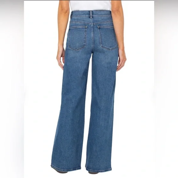 Well Worn Wide-Leg High-Rise Jeans in Medium Blue - Picture 3 of 8